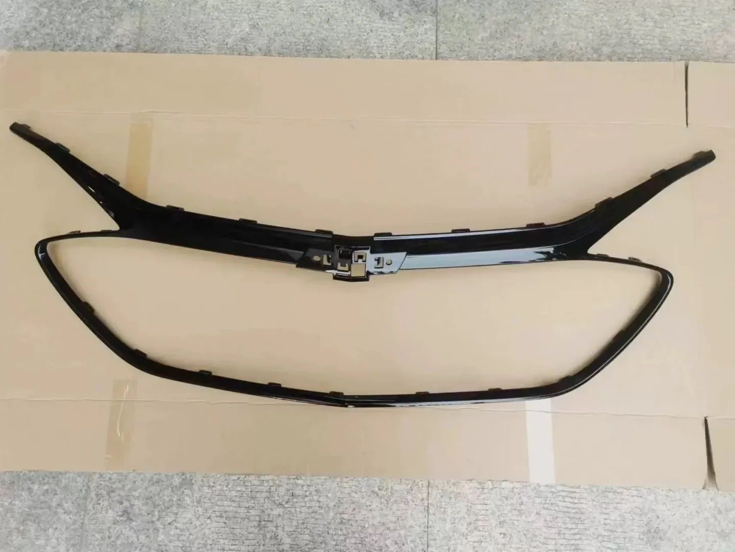 Rejilla inferior del paragolpes Chevrolet Malibu XL 2019-2022 - imagen 4
