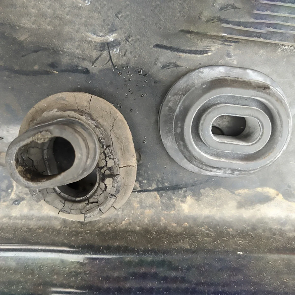 Soporte buje goma radiador e intercooler – VW Golf MK5, Jetta Mk4, Passat B6 - imagen 5