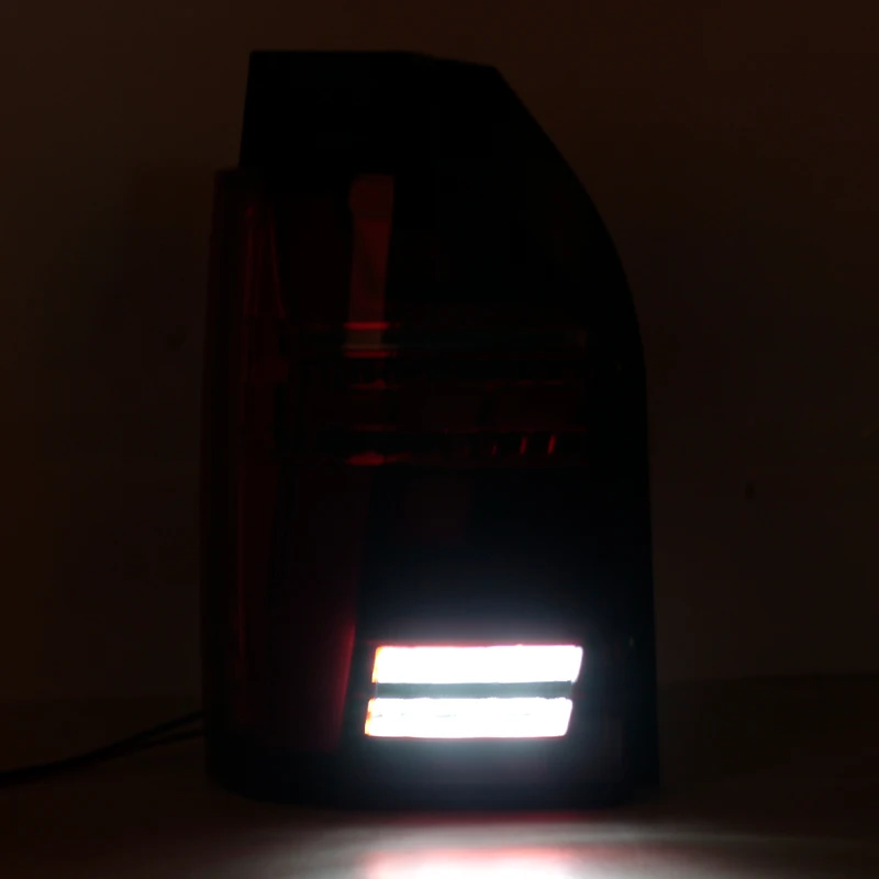 Detalle del montaje del piloto en el portón trasero