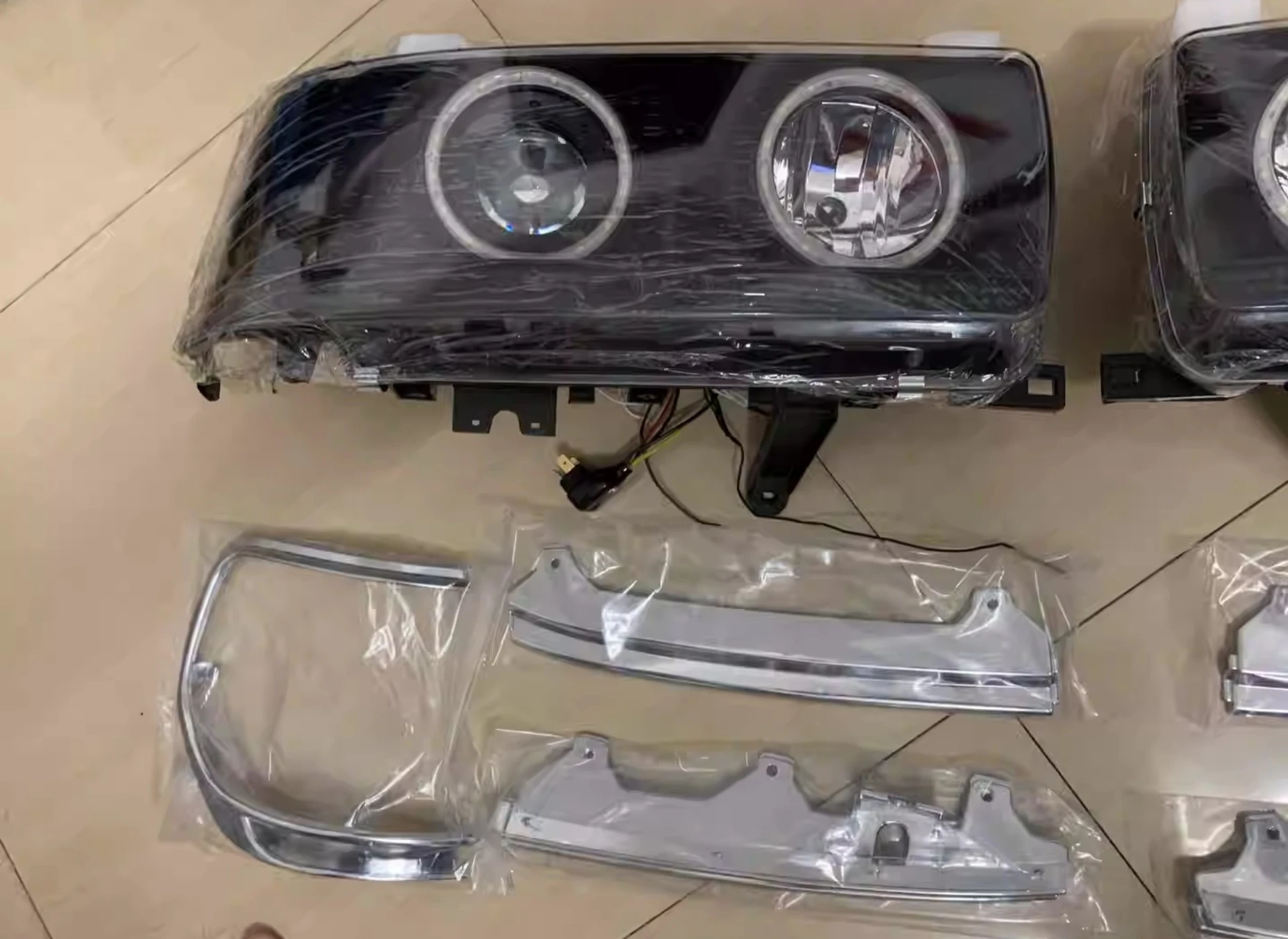 Detalle del conjunto de faro delantero RQXR