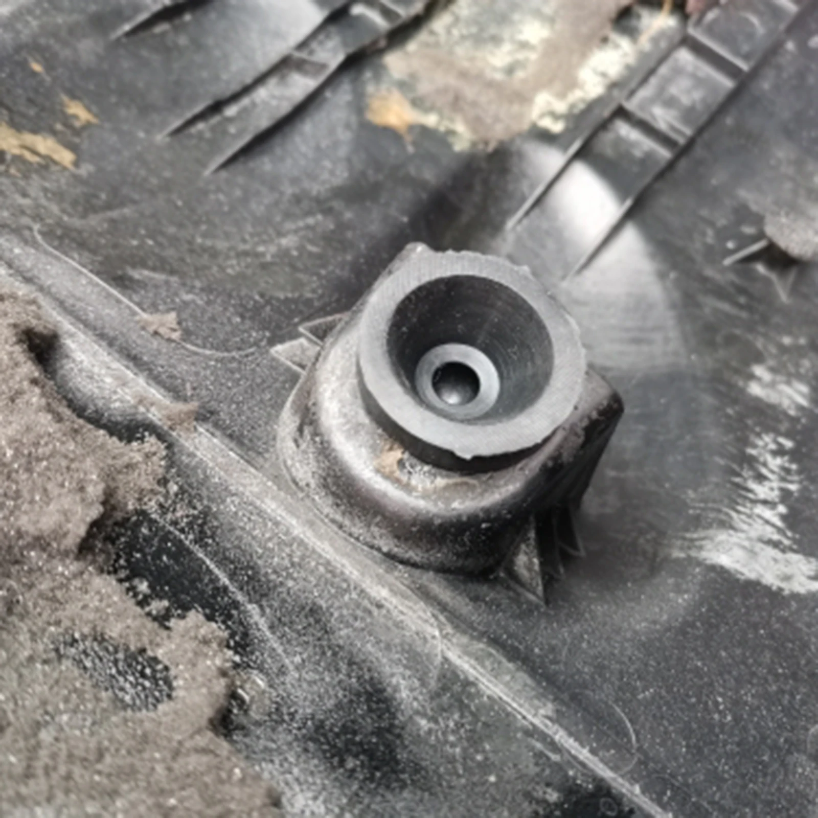 Ojal de caucho para cubierta del motor