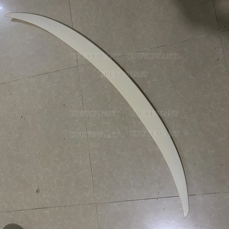 Alerón trasero de acabado negro brillante y estampado de carbono