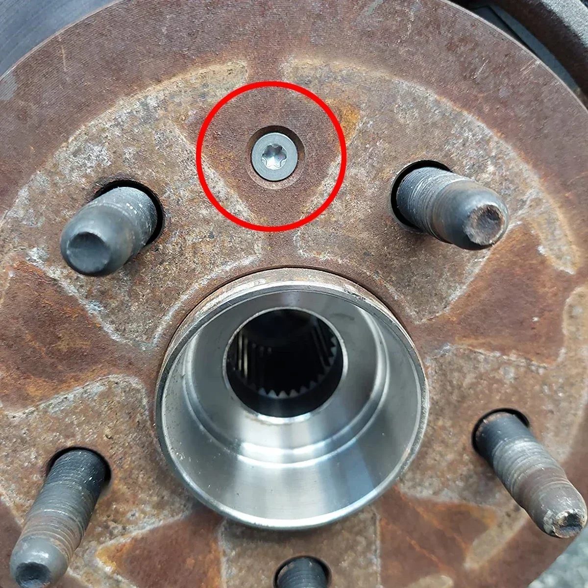 Vista del tornillo y su formato avellanado