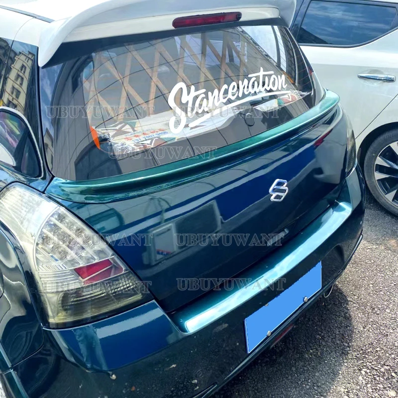 Vista lateral del spoiler instalado en Suzuki Swift