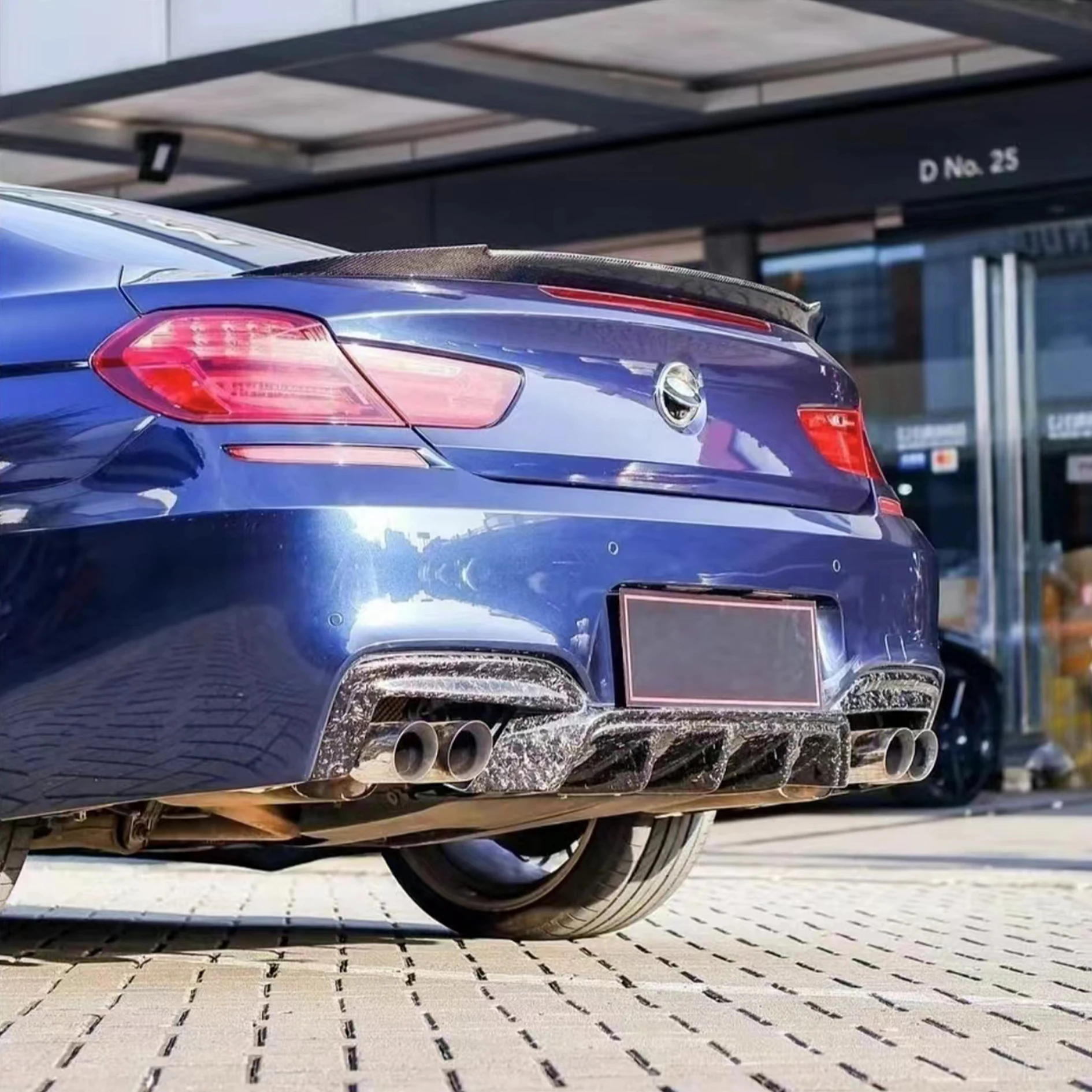 Alerón trasero de fibra de carbono instalado en BMW Serie 6 F06