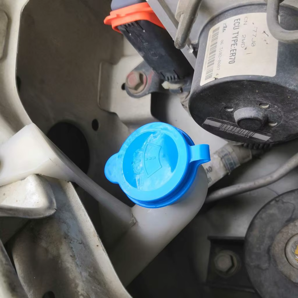 Depósito limpiaparabrisas Suzuki Swift y SX4 38451-77J00 - imagen 4