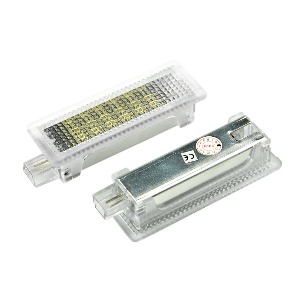 Luz LED instalada en el interior de un vehículo