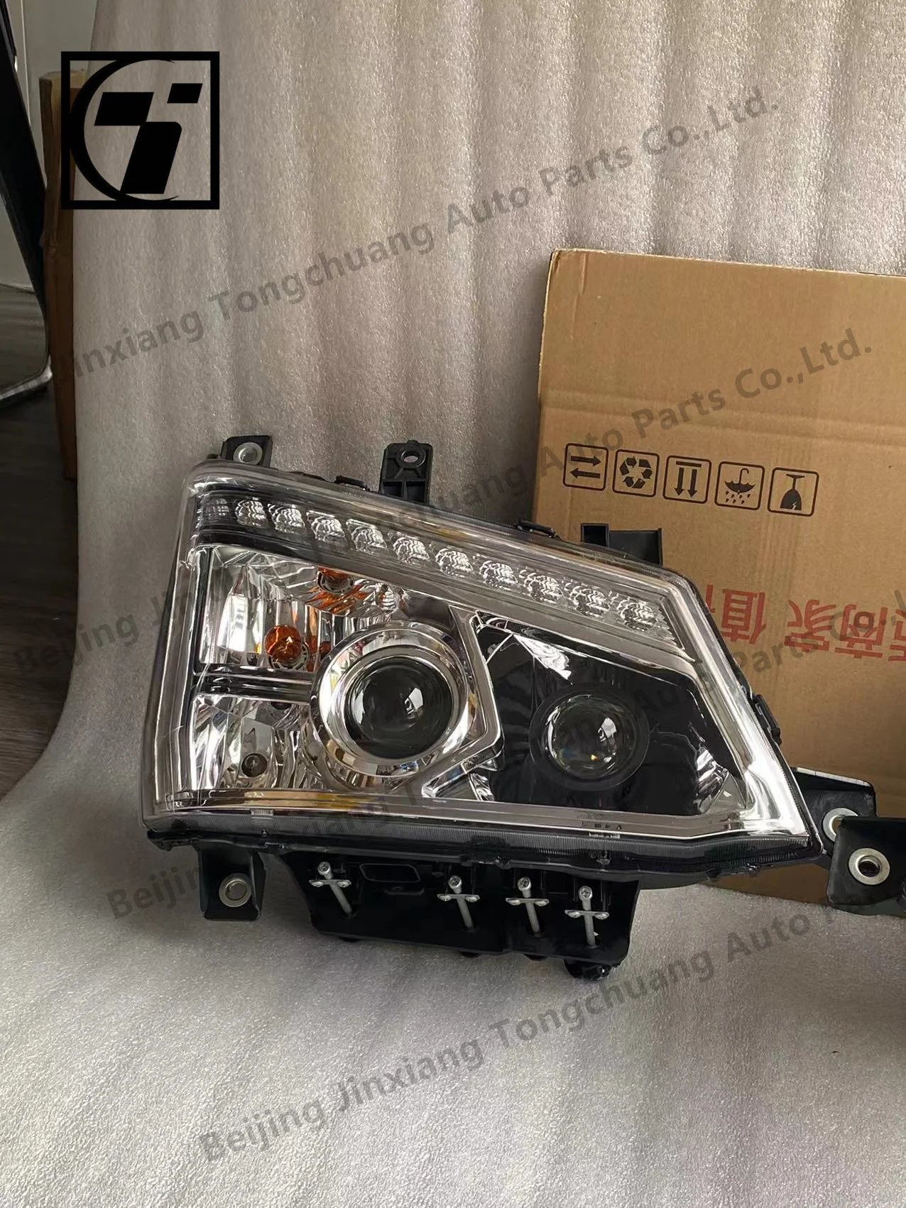 Detalle de faro Foton Aumark