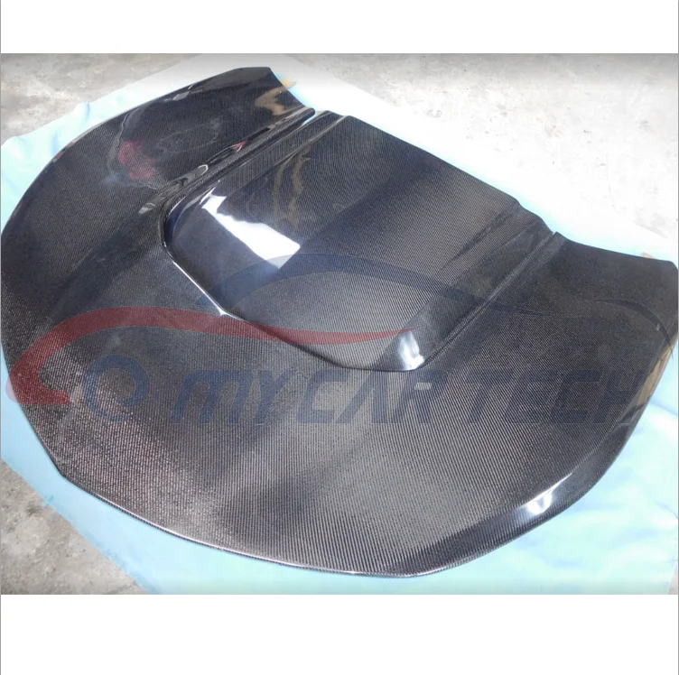 Detalle frontal del capó de fibra de carbono