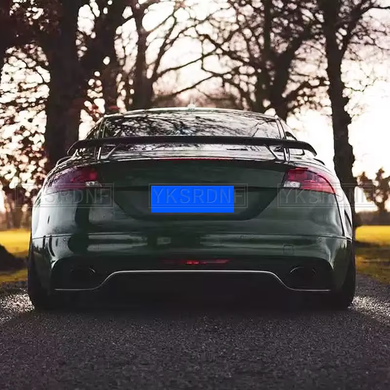 Alerón trasero de fibra de carbono/FRP instalado en un Audi