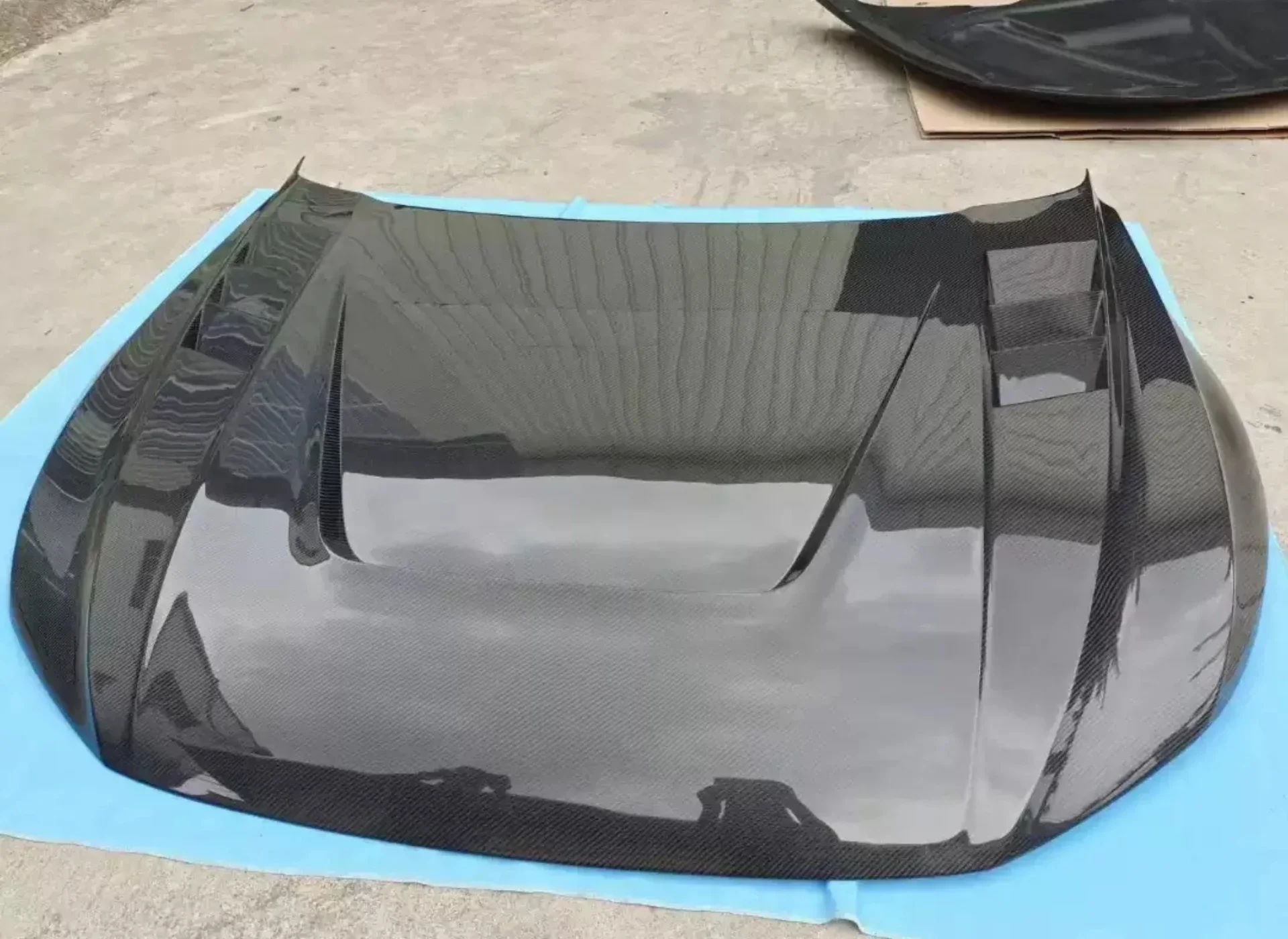 Vista frontal de la cubierta de carbono ajustada al motor del Passat CC