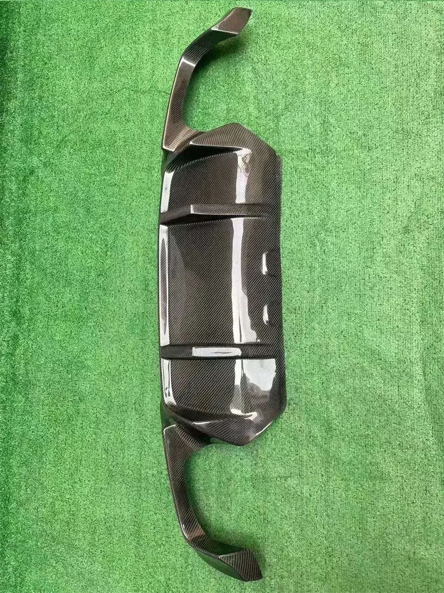 Labio trasero carbono BMW - detalle del tejido de fibra