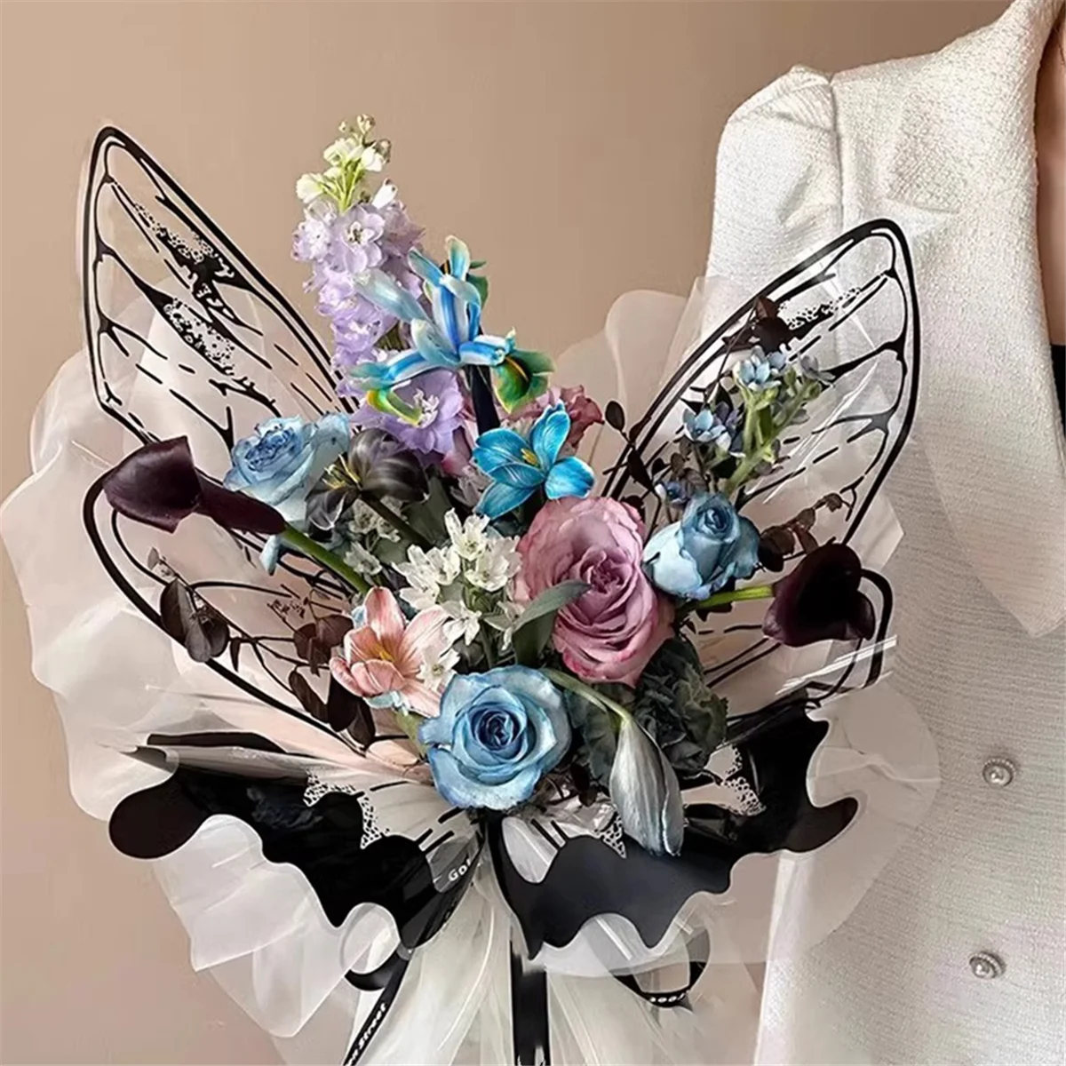 Papel regalo impermeable forma mariposa para ramo flores blanco y negro - imagen 5