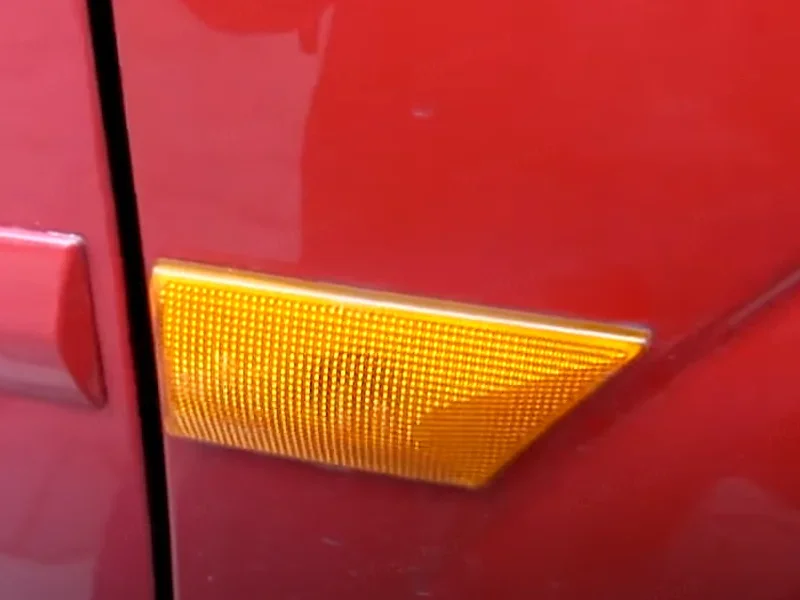 Luz LED dinámica instalada en guardabarros delantero