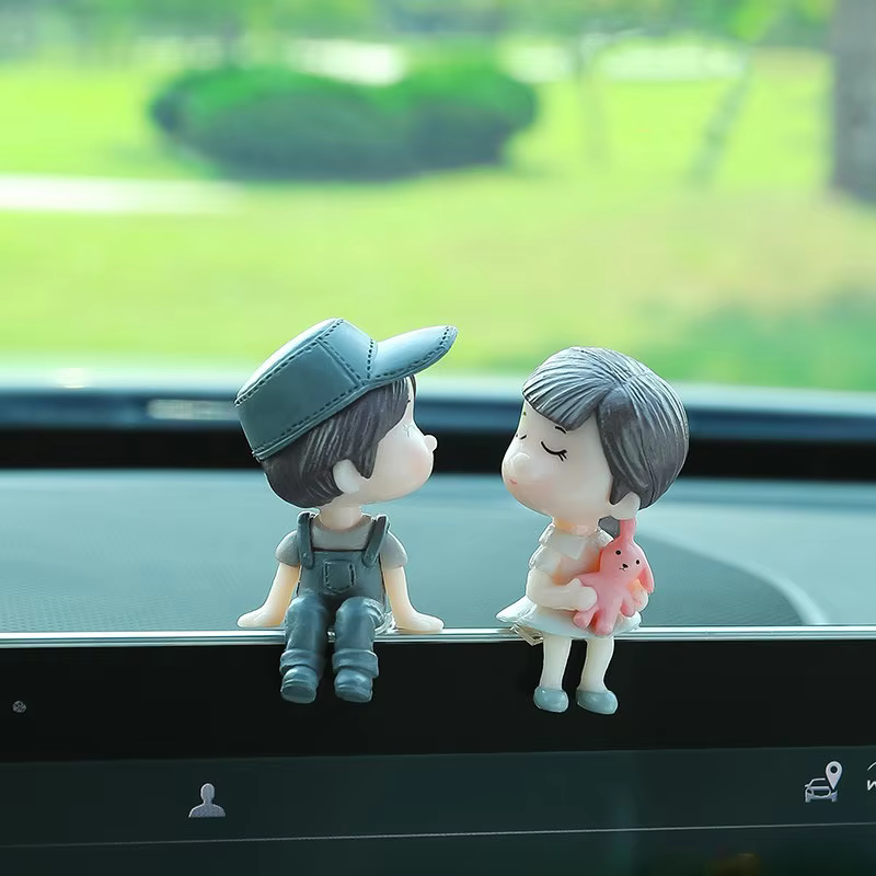 Adorno de pareja besándose para el salpicadero del coche