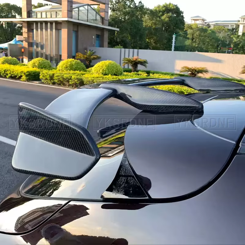 Detalle del alerón de maletero para Mazda 3
