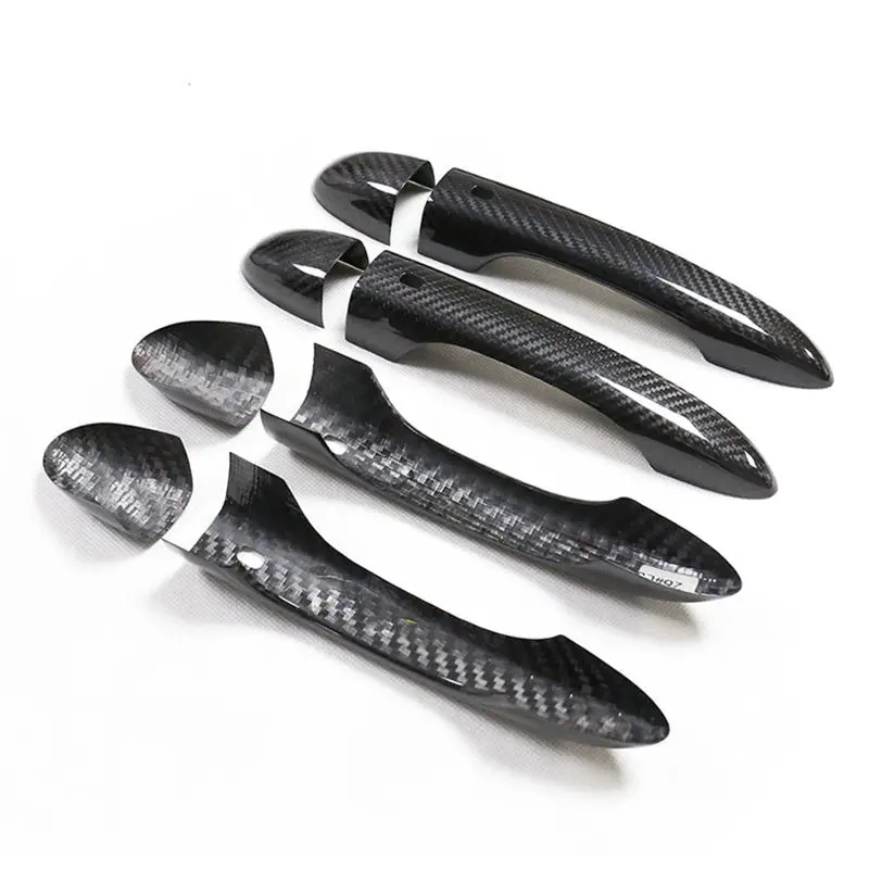 Cubiertas de manija en carbono para Maserati colocadas sobre superficie neutra