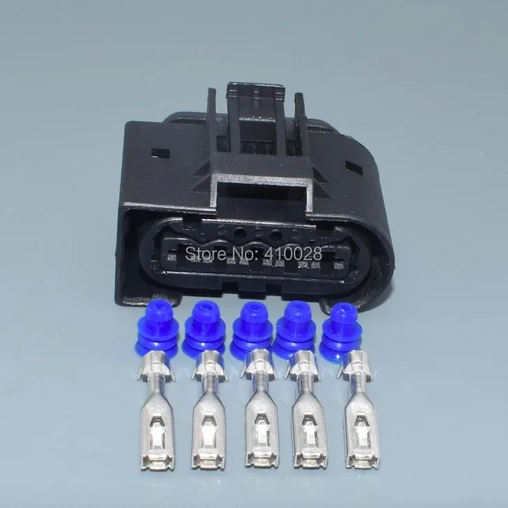 Detalle del conector eléctrico para automóvil