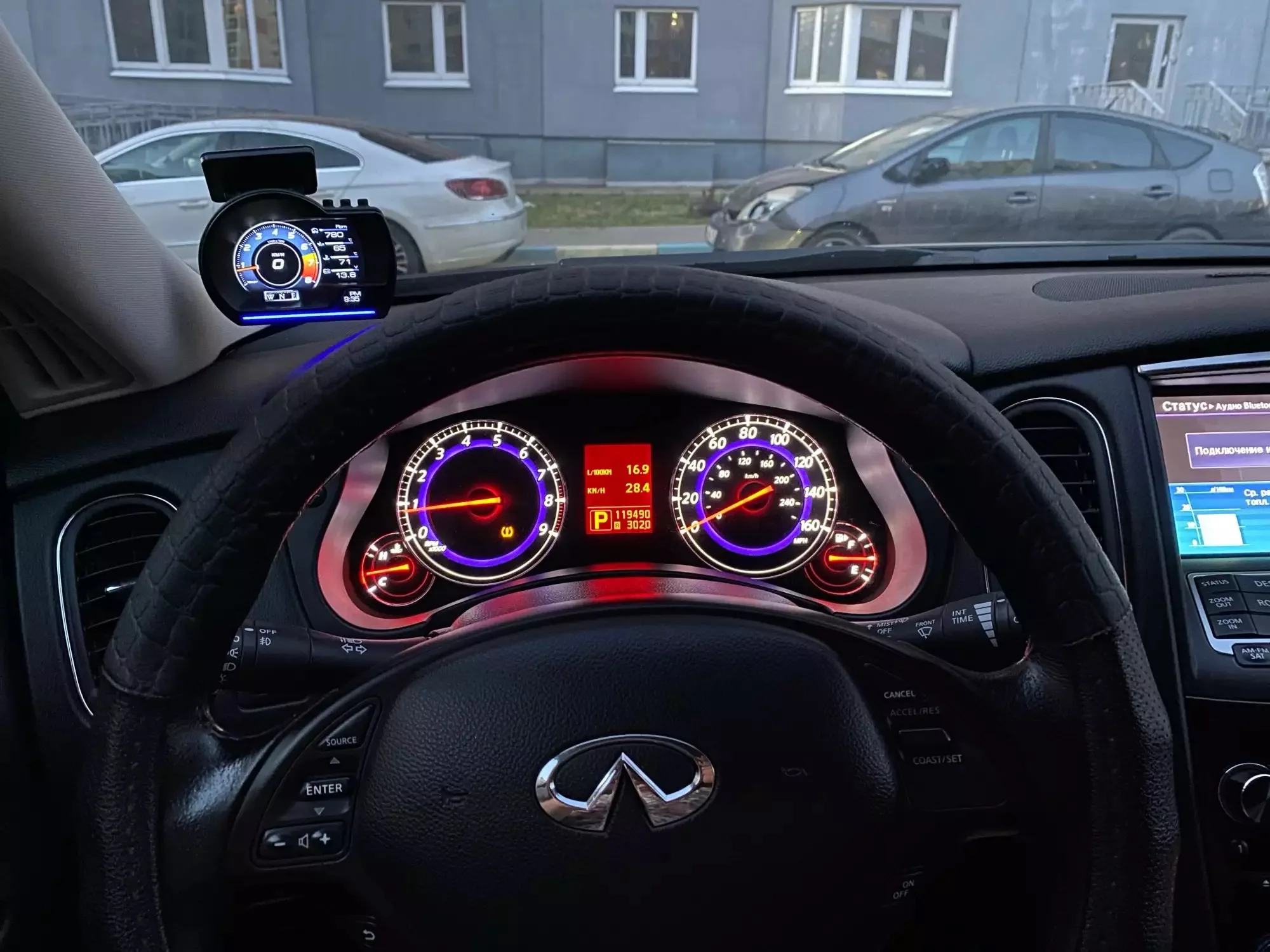 Pantalla frontal HUD A500 con información del vehículo