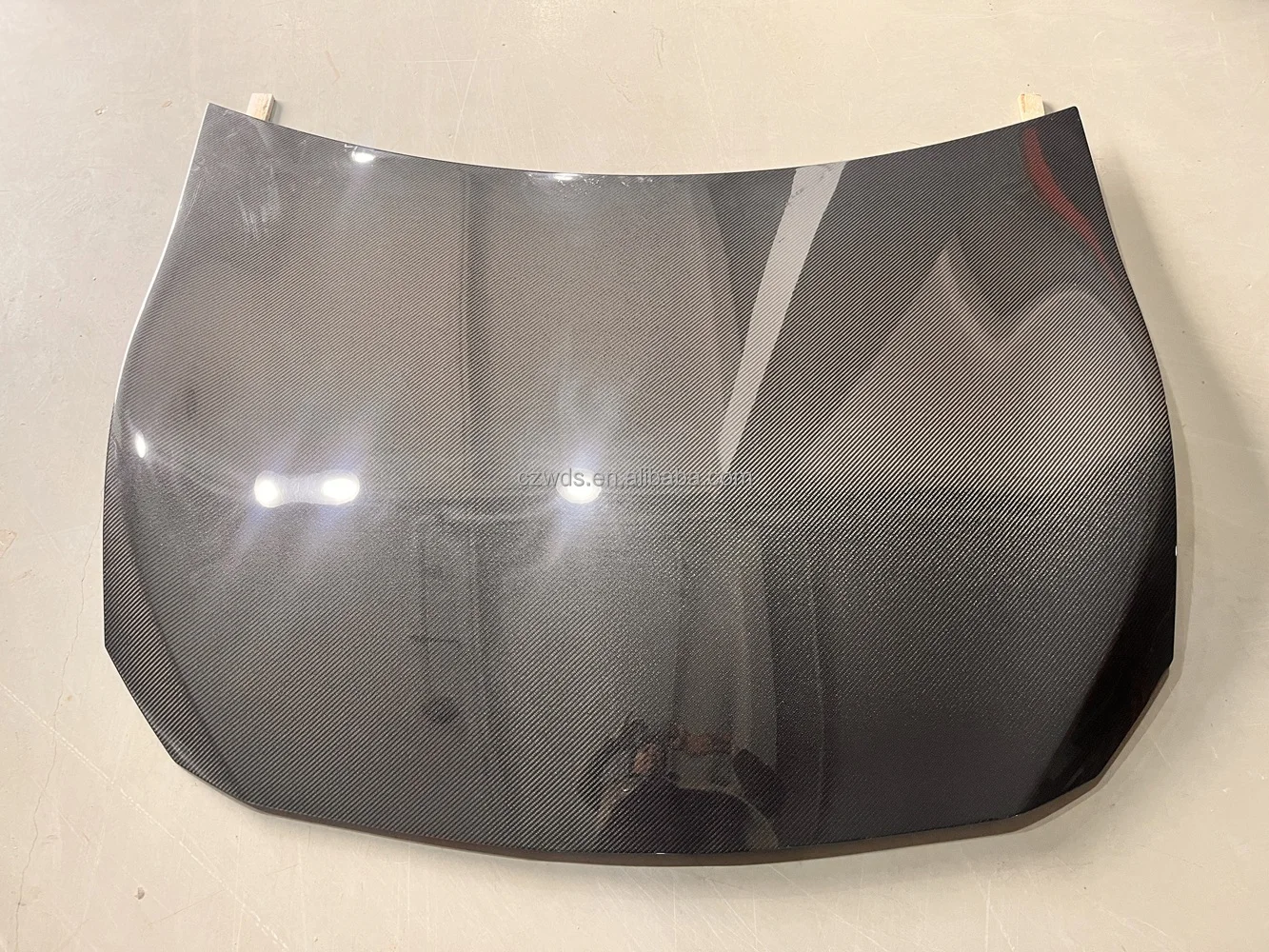 Detalle del acabado de fibra de carbono del capó