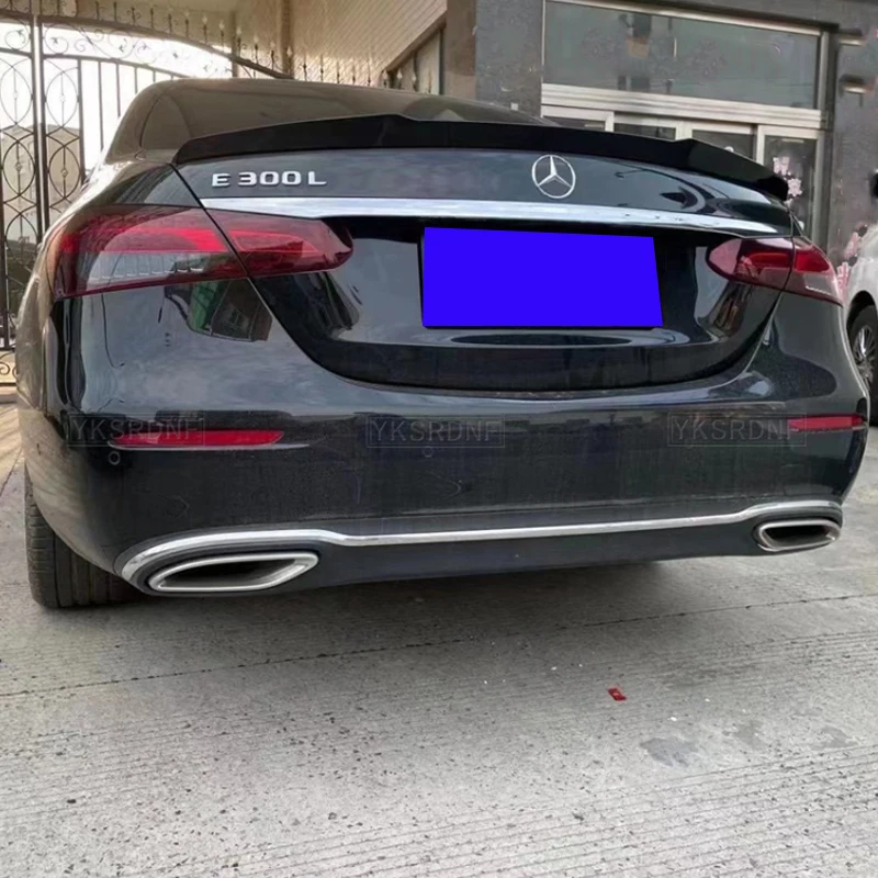 Vista trasera del alerón ducktail montado en Mercedes W213