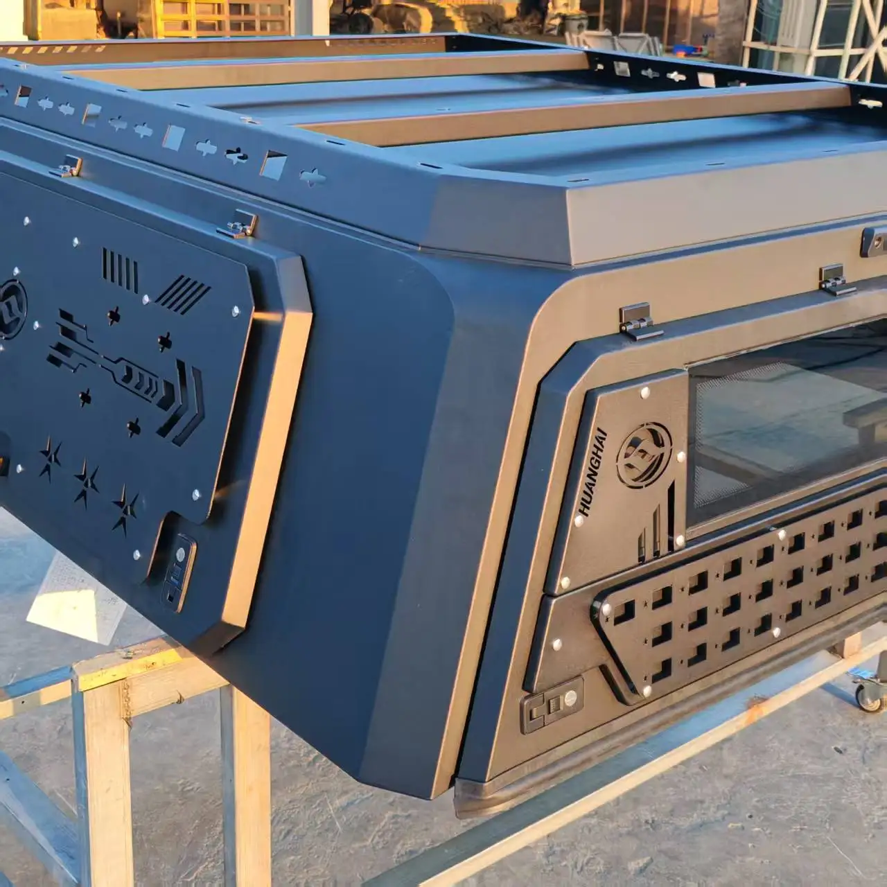 Detalle de la cubierta tonneau plegable para camioneta