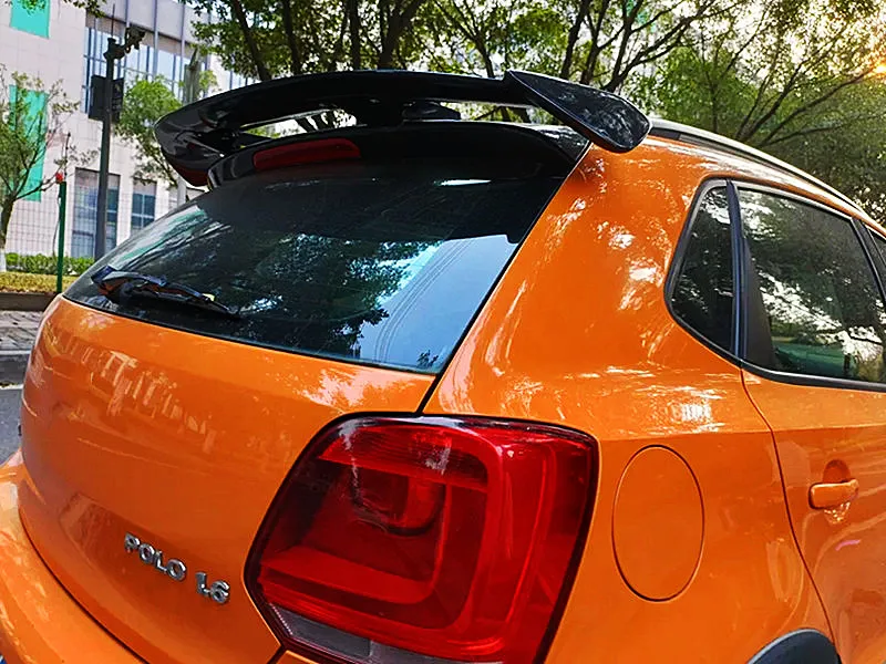 Alerón instalado en un SUV Hatchback desde vista posterior