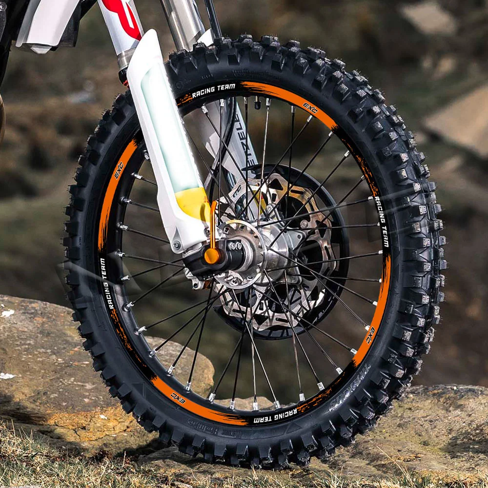 Detalle del adhesivo reflectante sobre la llanta de Motocross