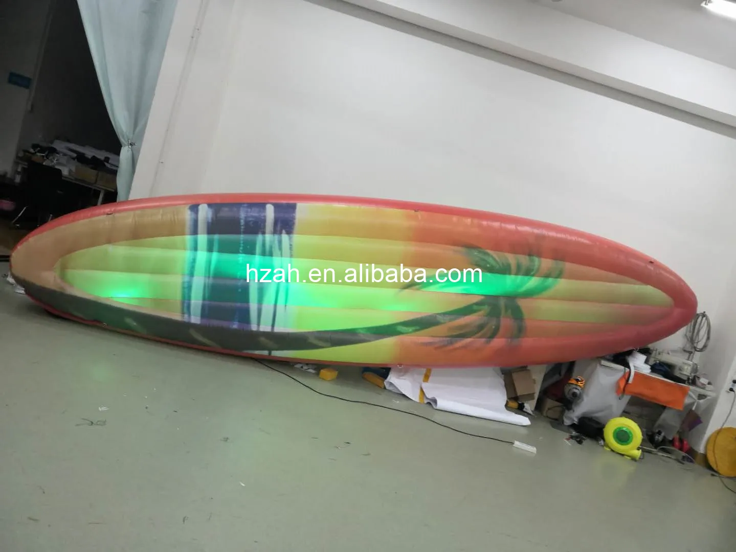 Tabla de surf inflable gigante con modelo de remo de luz LED para publicidad - imagen 5