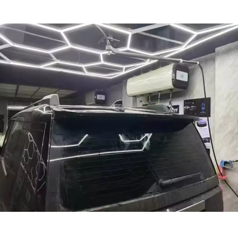 Vista en ángulo del Toyota Prado LC250 con alerón de techo