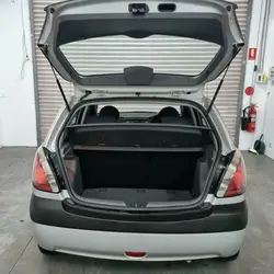 Amortiguadores portón trasero Kia Rio Pride II 2005-2011 con resorte