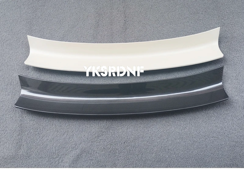 Detalle del tejido de carbono y bordes del alerón