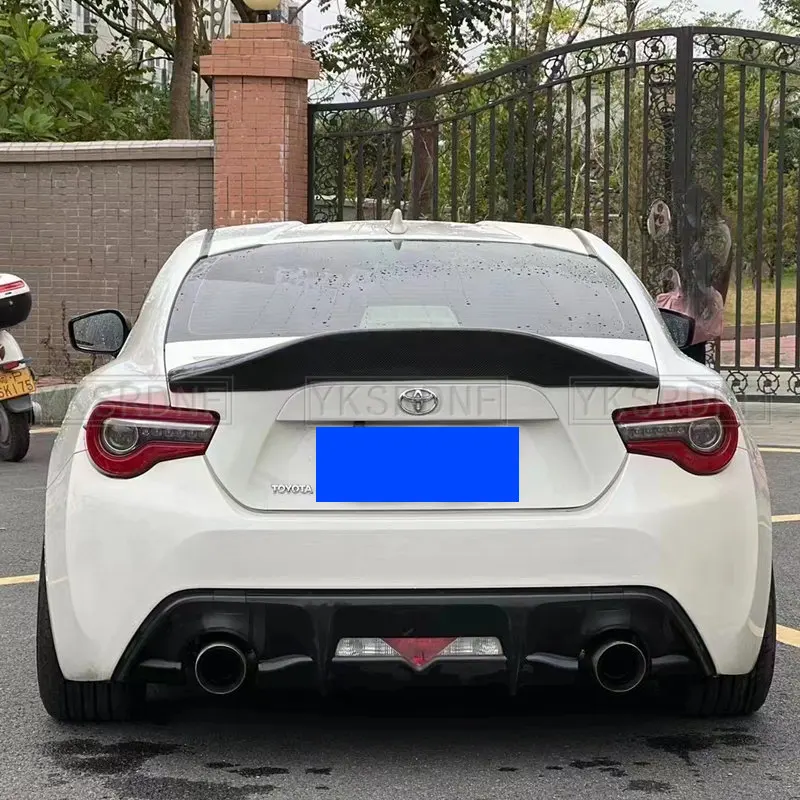 Alerón trasero de fibra de carbono para coche instalado en la parte posterior