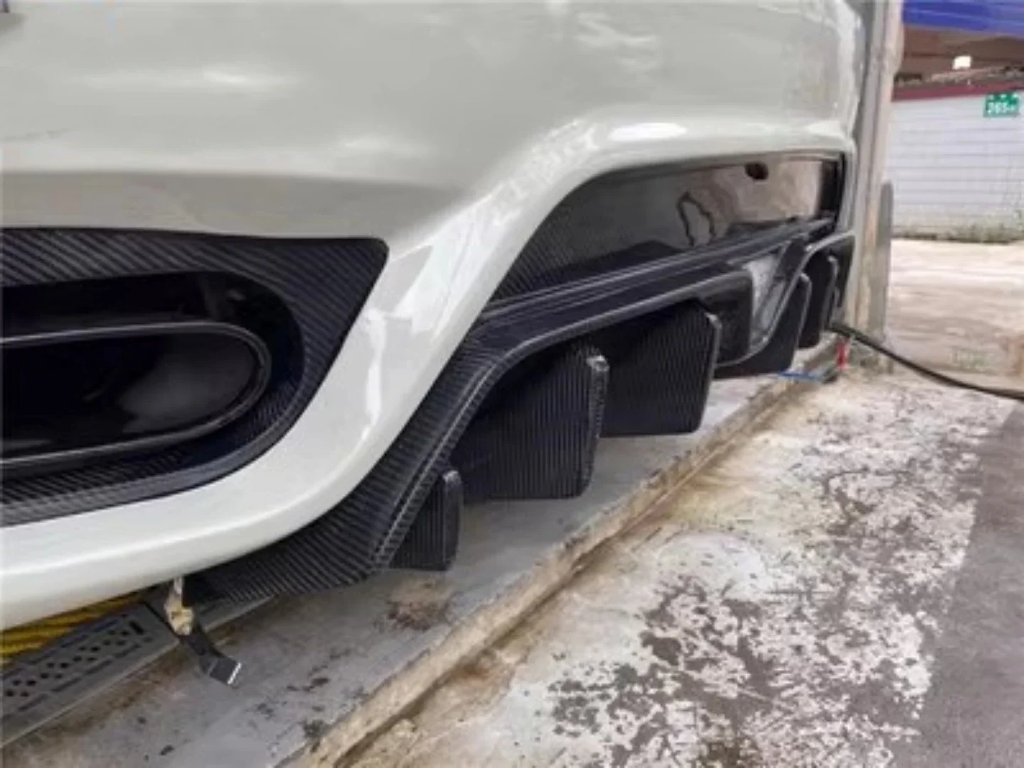 Parachoques trasero de carbono para Maserati Gran Turismo GTS - imagen 4