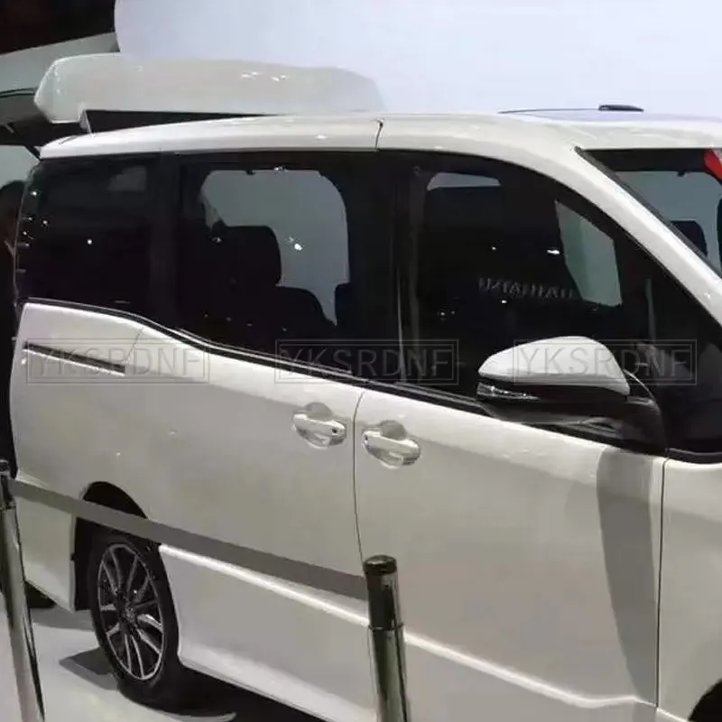 Vista trasera del Toyota Voxy con el alerón de ABS instalado