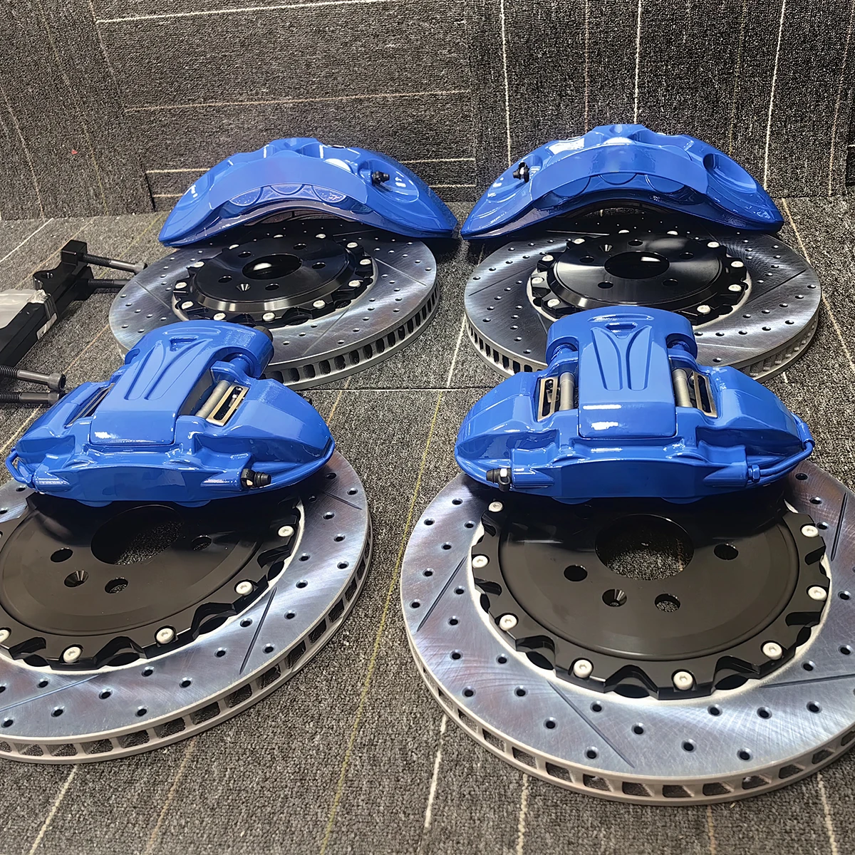 Pinzas de freno azules 6 pistones – Jaguar F-Pace, XE, XF - imagen 2