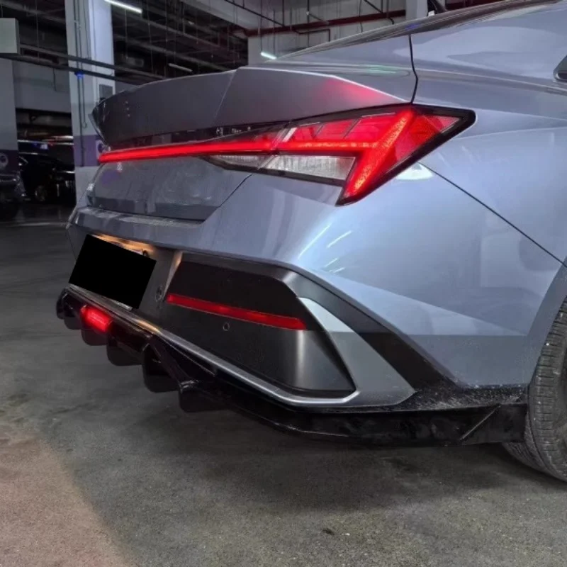 Labio trasero de coche con lámpara, esquina de parachoques trasero para Hyundai Elantra 2023-2024, accesorios negros brillantes modificados para automóviles - imagen 2