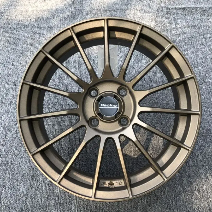 Llantas ENK RS055RR en acabado bronce y blanco