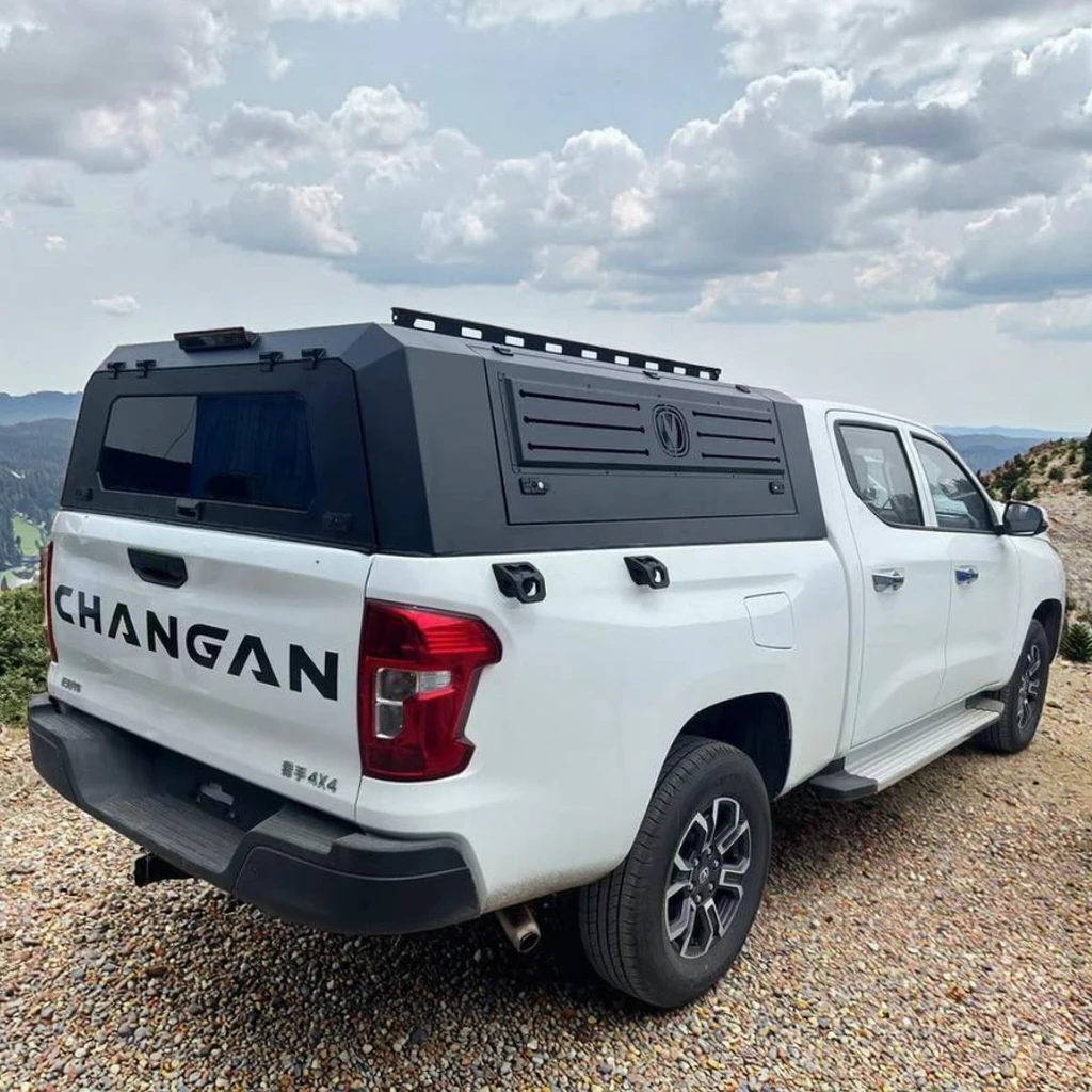 Cubierta Tonneau de aluminio instalada en una camioneta