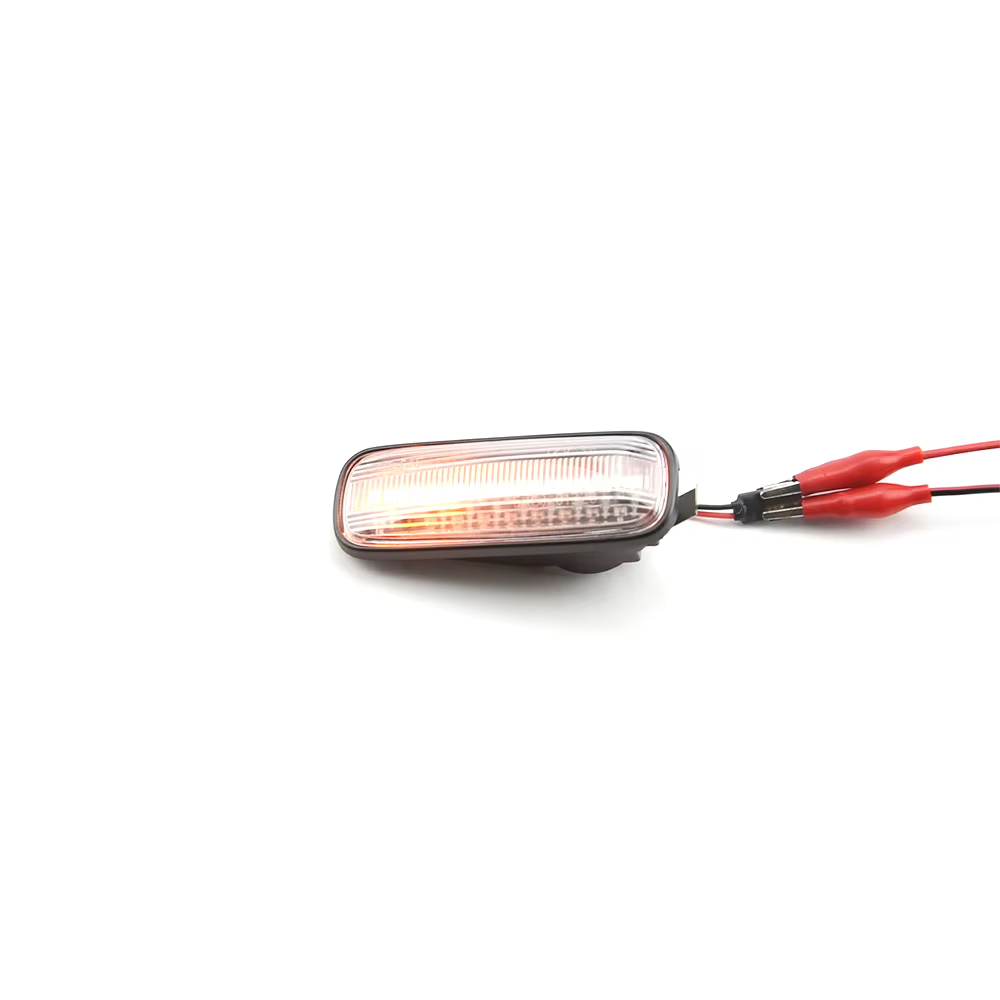 Detalle de la lámpara LED lateral y su acabado