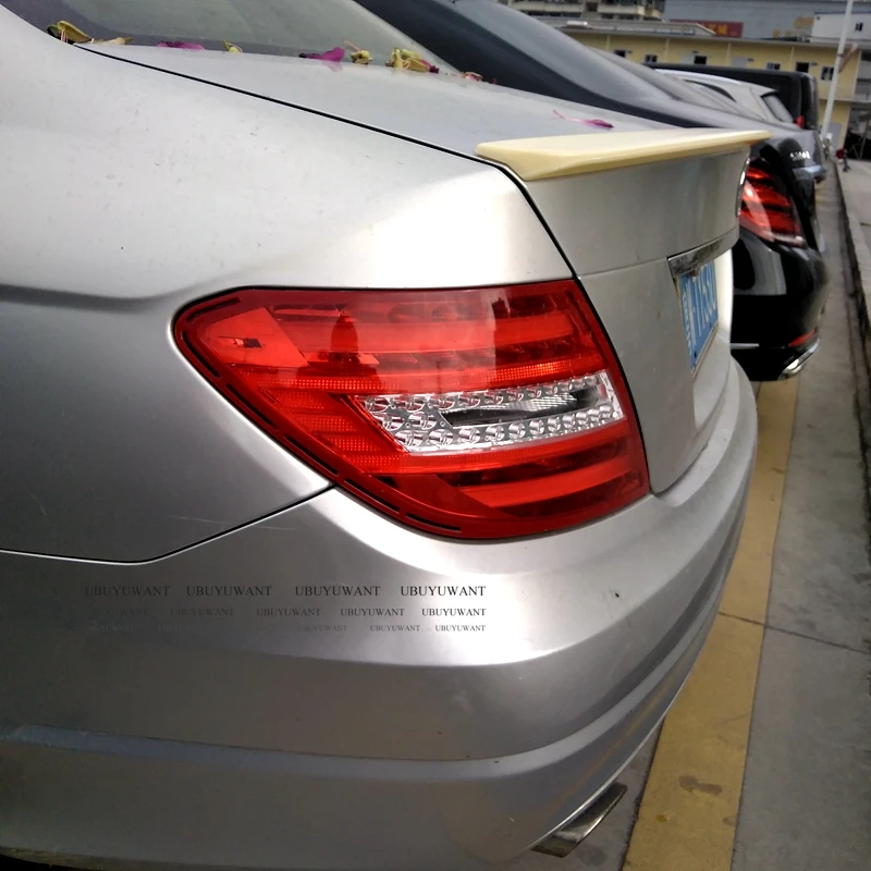 Detalle del alerón trasero para Mercedes C180 C200L C63