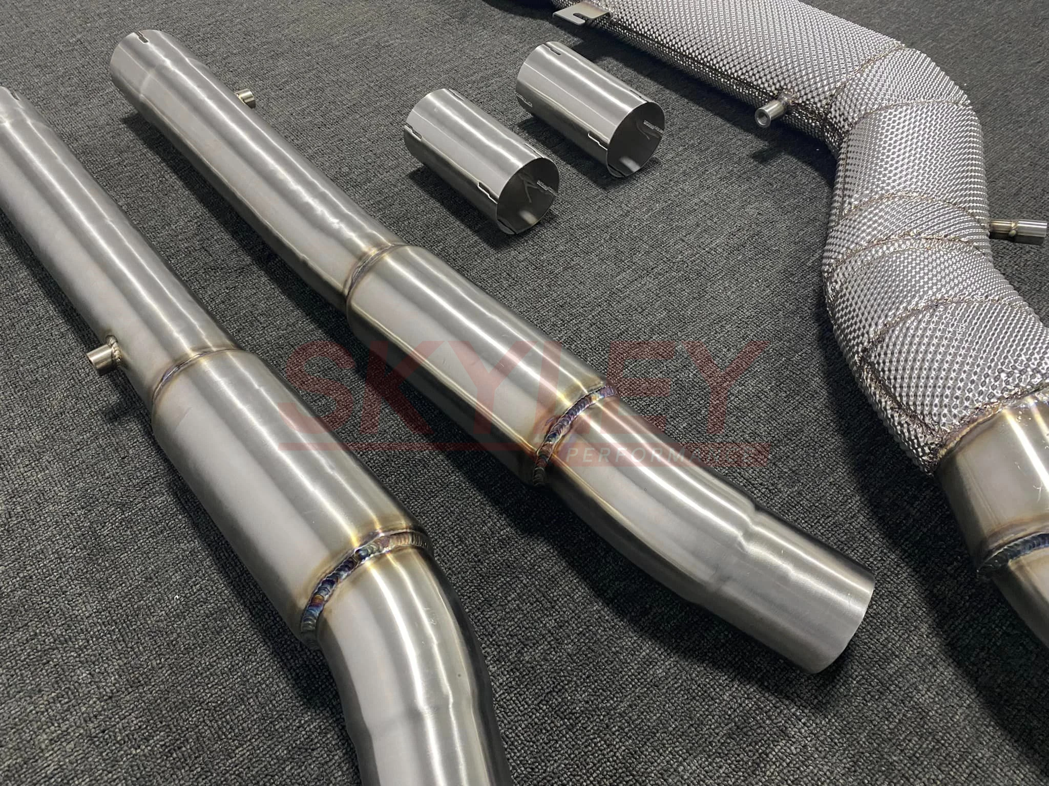 Detalle de las conexiones y soldaduras del tubo de escape