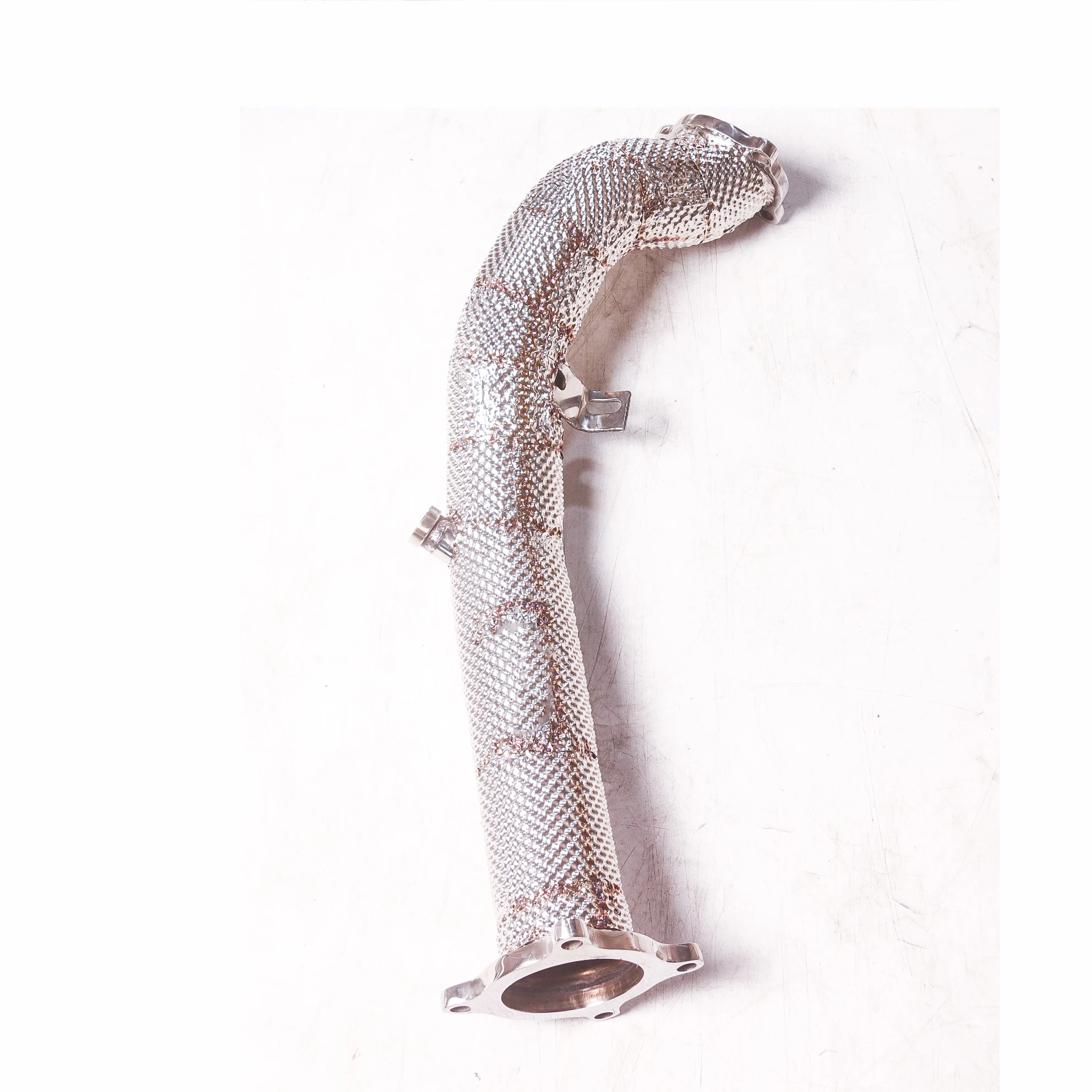 Para el bajante sin gato Audi A4 B8 2.0T 2008-2014 fabricado en acero inoxidable 304, la superficie está tratada con aislamiento térmico.