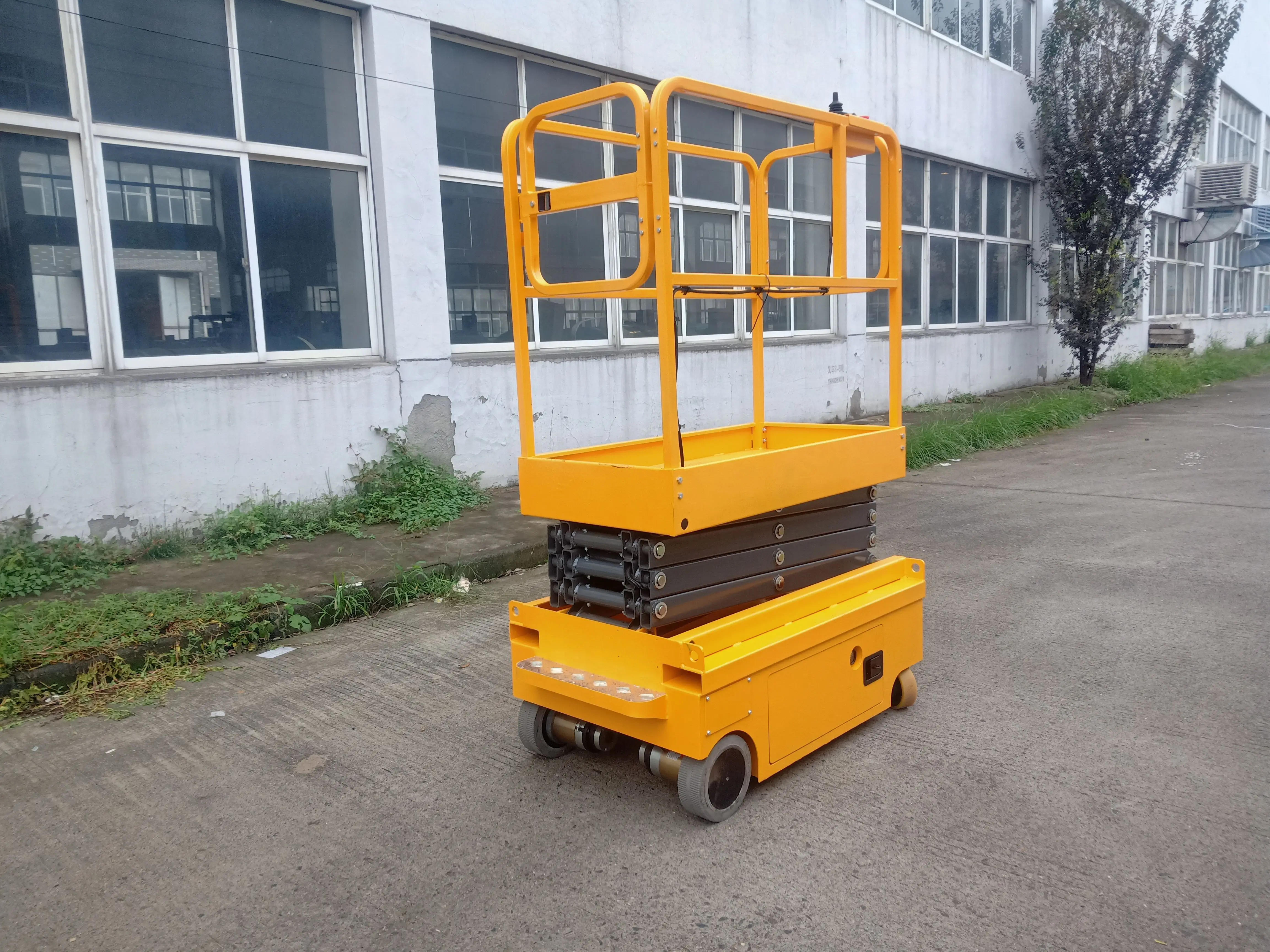 Plataforma elevadora de tijera autopropulsada 5m – pasillo estrecho - imagen 3