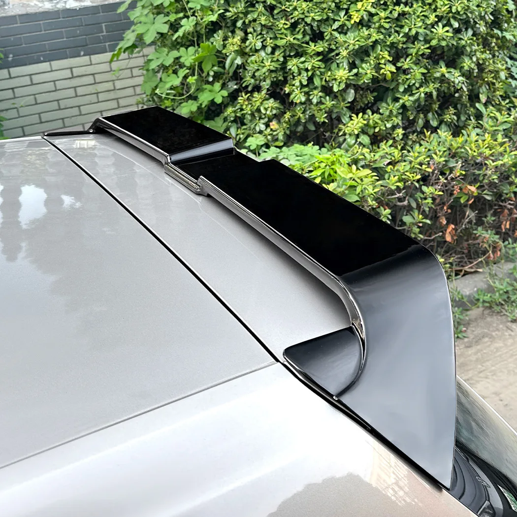 Detalle del acabado carbono negro del alerón
