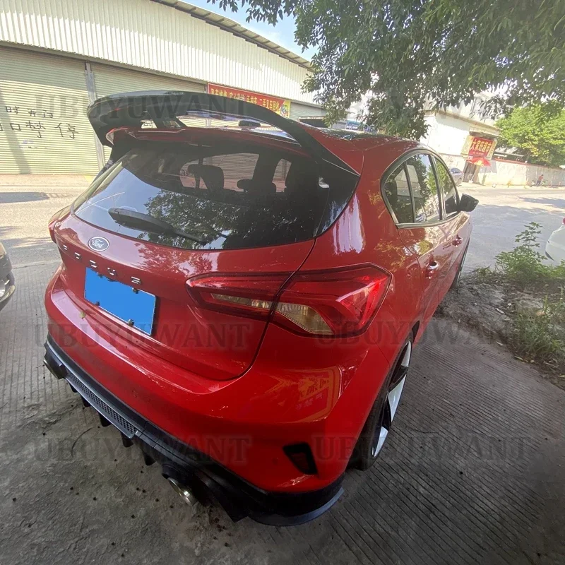 Alerón trasero instalado en un Ford Focus