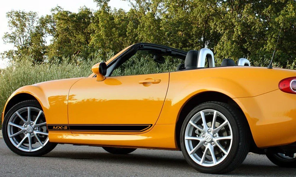 Ejemplo de diseño deportivo para las puertas laterales del Mazda MX-5