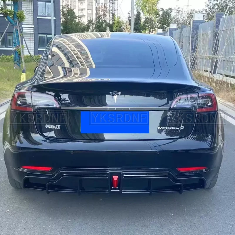 Faldón trasero Tesla Model Y y Model 3 fibra de carbono - imagen 5