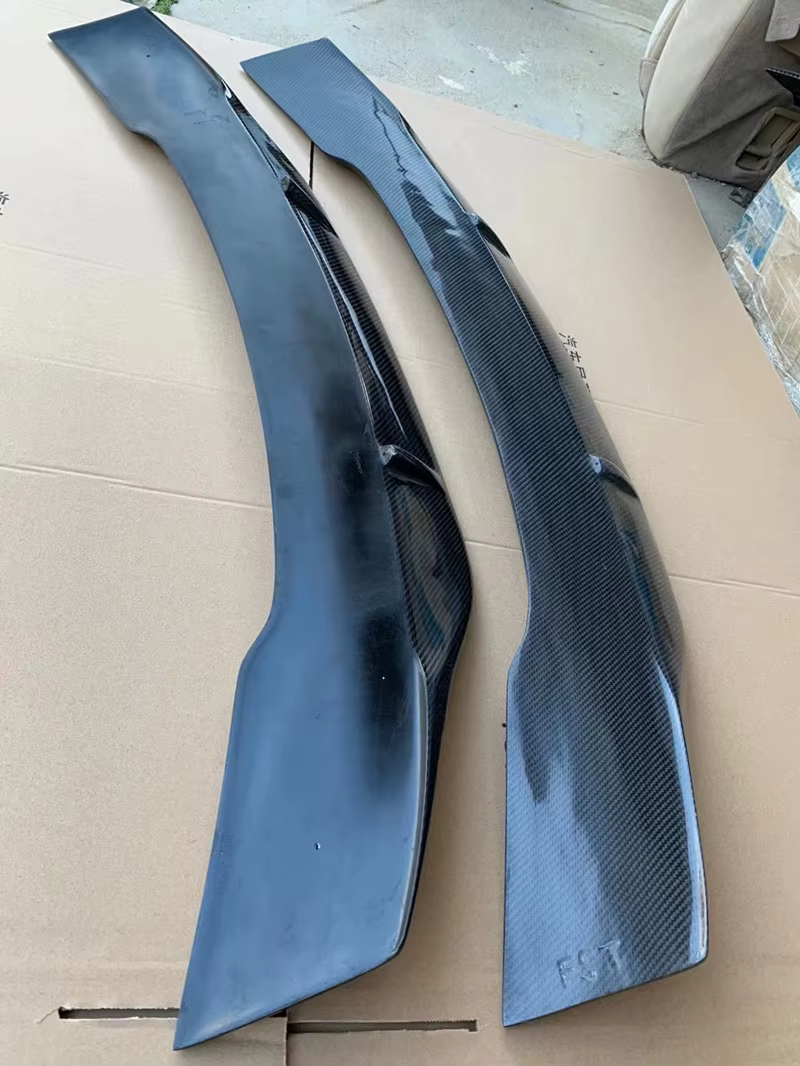 Detalle del alerón trasero de estilo carbono