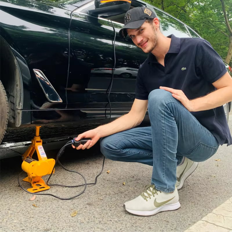Gato eléctrico de coche con herramientas para reparación de neumáticos